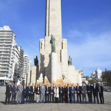 Delegaciones de ministerios públicos frente al Monumento a la Bandera, en Rosario.